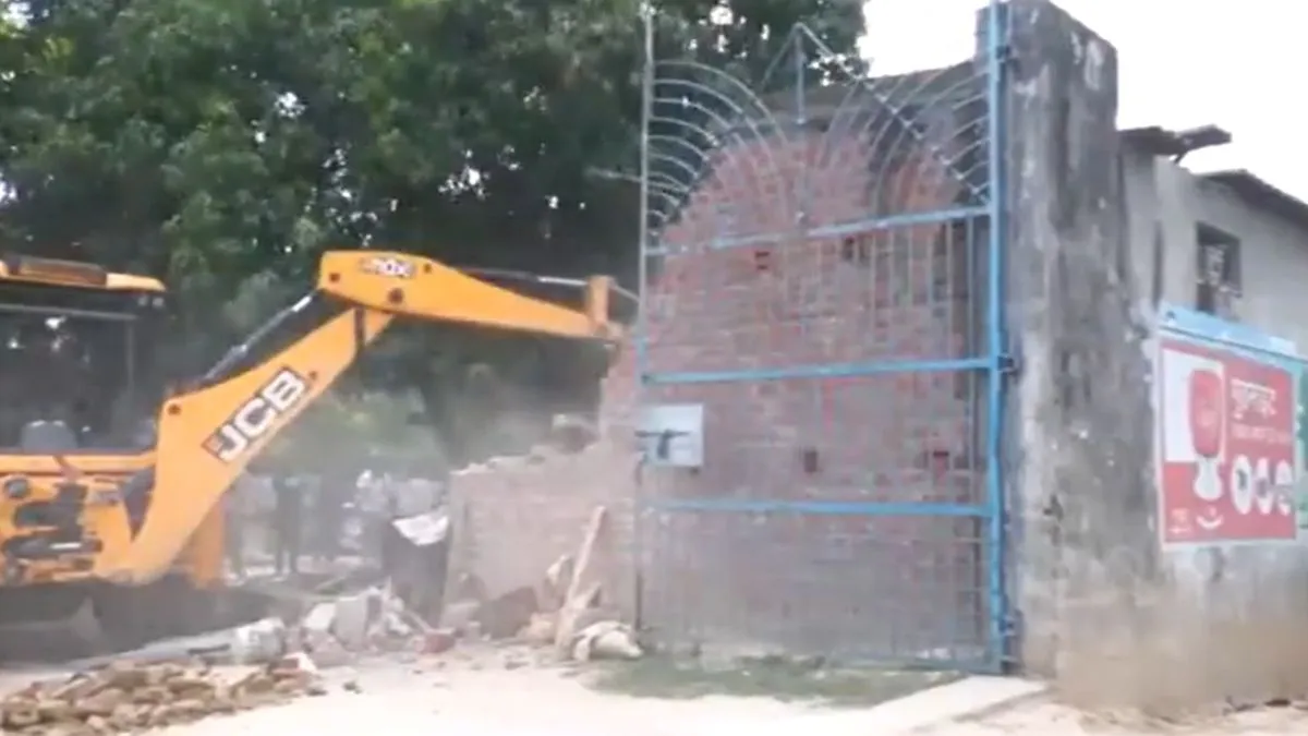 ayodhya-rape-case-accused-sp-leader-moid-khan-illegal-bakery-razed-in-strict-action-by-cm-yogi-govt